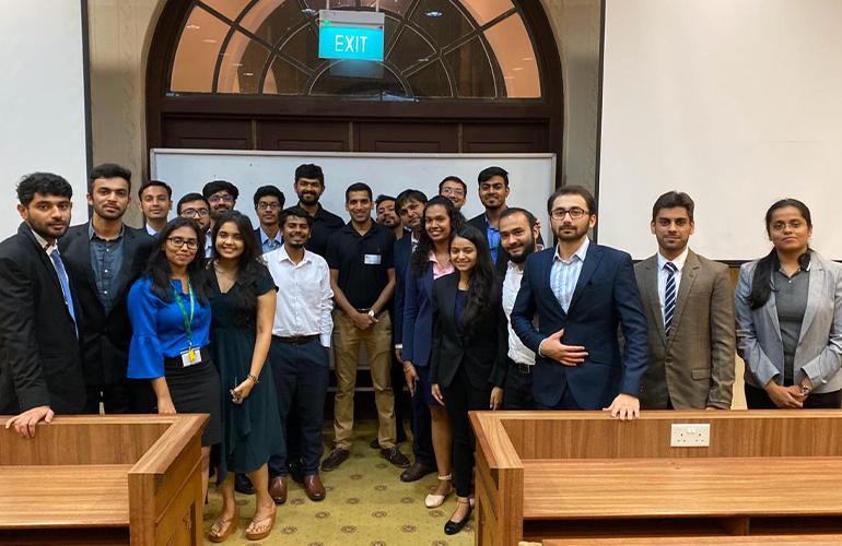 SP Jain GMBA alumnus, Mrinal Jain (centre in black T-shirt), Senior Manager (Lithium-Ion Batteries & Optical Drives), Worldwide Procurement with our GMBA students during the Alumni Mixer